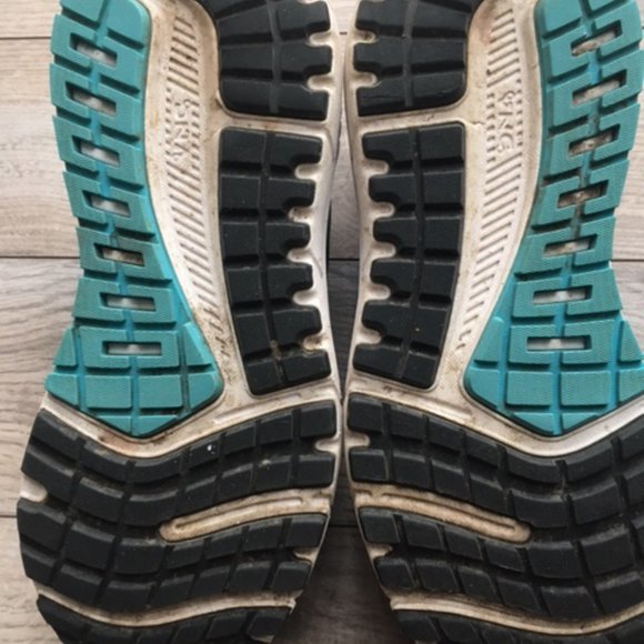 2 pairs of Brooks Ariel Running Shoes, Womens Size 8.5 Medium - Picture 6 of 6